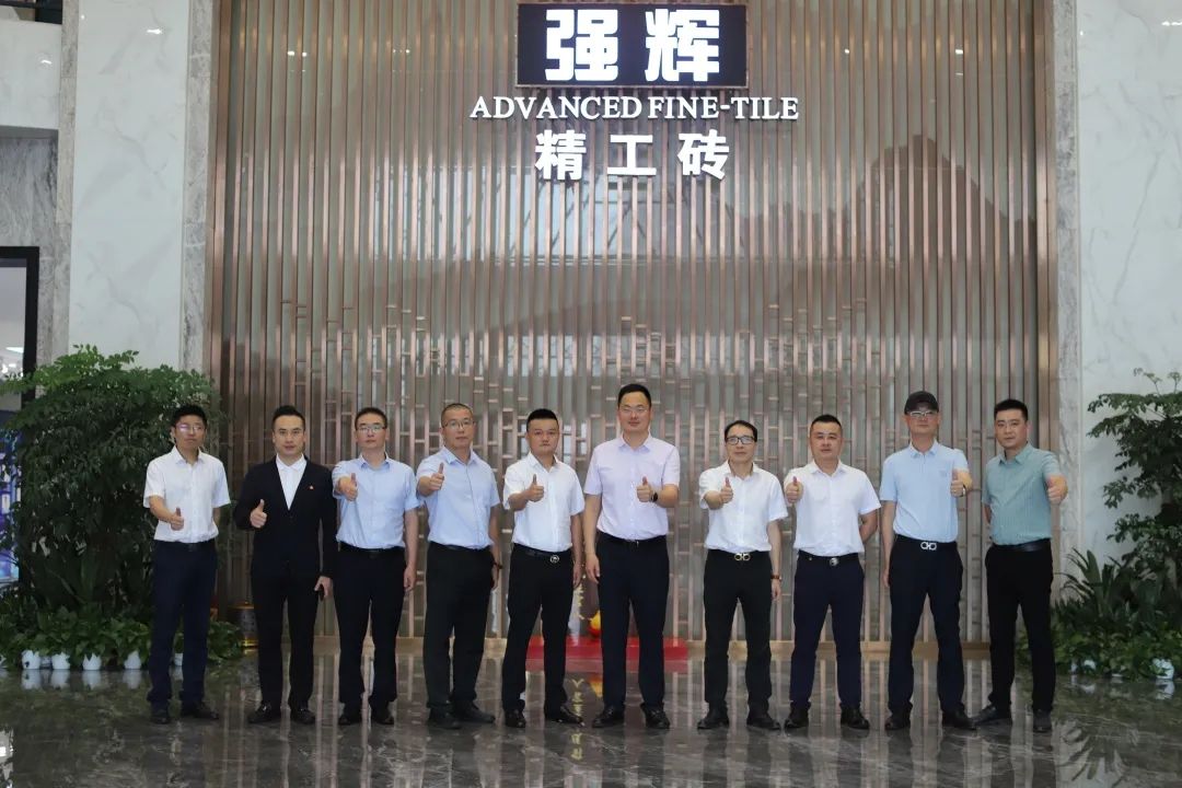 強(qiáng)輝新品質(zhì)感大師又出圈？華美立家團(tuán)隊(duì)參觀強(qiáng)輝總部展廳！