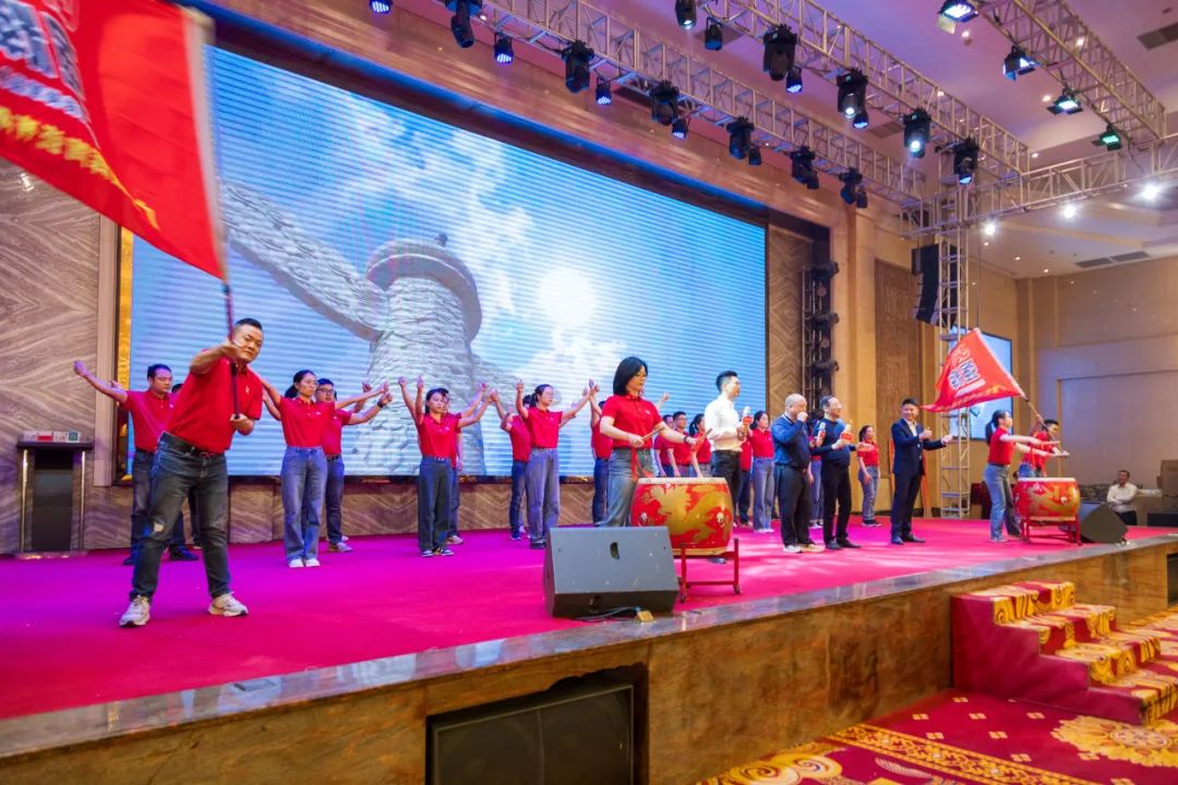 聚勢(shì)·創(chuàng)變·敢為 | 強(qiáng)輝集團(tuán)2025年迎新晚會(huì)圓滿結(jié)束，共繪未來(lái)新藍(lán)圖(圖21)