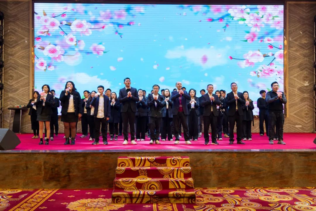 聚勢(shì)·創(chuàng)變·敢為 | 強(qiáng)輝集團(tuán)2025年迎新晚會(huì)圓滿結(jié)束，共繪未來(lái)新藍(lán)圖(圖26)