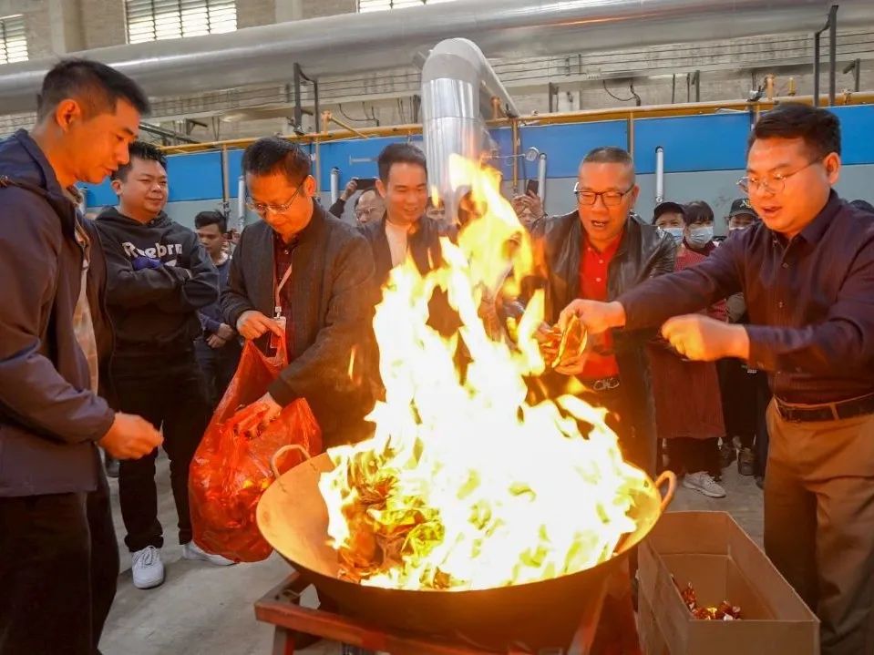 火力全開 | 強輝精工瓷磚肇慶生產(chǎn)基地巖板智能生產(chǎn)線點火大吉(圖6)