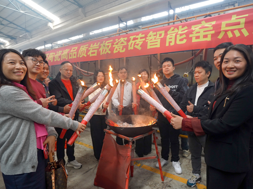 火力全開 | 強輝精工瓷磚肇慶生產(chǎn)基地巖板智能生產(chǎn)線點火大吉(圖8)